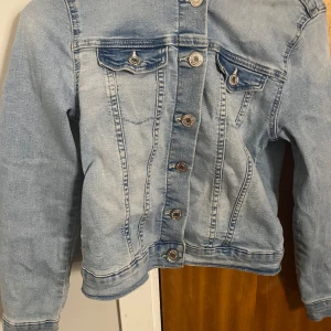 Jeans jacka - Jätte fin jeans jacka, nästan oanvänd!💗  St 140