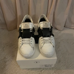 Valentino garavani sneakers - Säljer dessa valentino open sneakers. Nypris 8500kr på valentinos hemsida! De är använda och har defekter som syns på bilden därav pris. Inköpta på deras hemsida. 