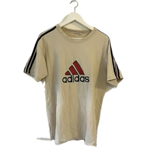 Adidas t-shirts  - Vintage adidas t-shirts köpt secondhand. Lite trasig i någon söm och ett hår där av priset