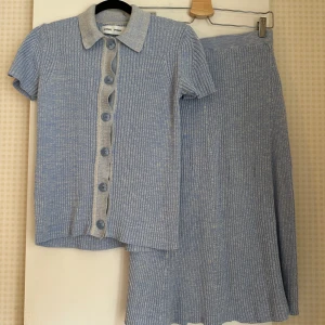 Samsoe Samsoe set, topp och kjol. - Topp och kjol från Samsoe Samsoe, båda delarna i stl S, modell; Bonnie skirt och Bonnie polo. 60% Viskos och 40% Bomull