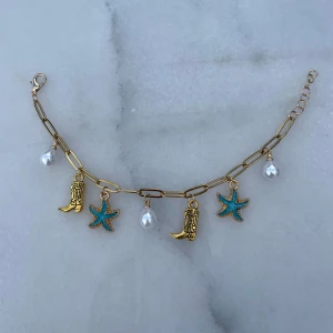 Armband - Ett guldigt kedje-armband med olika berlocker Size: M, 15cm (även justerbart) Kedjan är gjort av rostfritt stål!💓