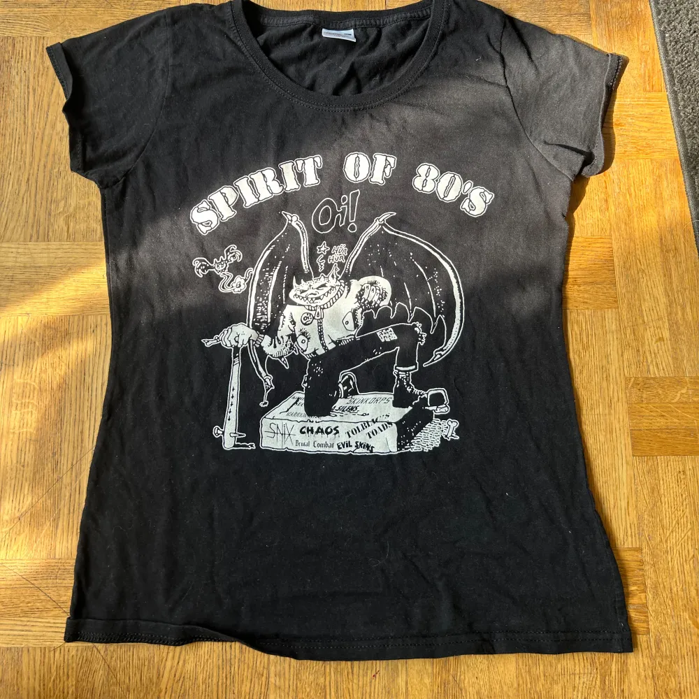 jättefin svart babytee i tjockt fint material! köpt 2nd hand men oanvänd av mig, skriv för info <3. T-shirts.