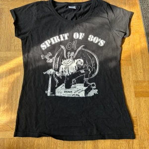 söt svart babytee - jättefin svart babytee i tjockt fint material! köpt 2nd hand men oanvänd av mig, skriv för info <3