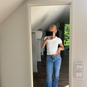 Gina jeans petite - Säljer mina favoriter! lågmidjade straight jeans i längden petite, slitna längst ner på byxorna men ser inte alls dåligt ut när man har på sig dem! Använda helt ok mycket och är i fint skick 💞