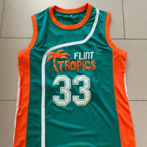 Basket tröja  - Basket tröja har ingen aning vart den är ifrån men den är sprillans ny ✅ Tar även byten 👍