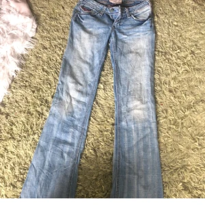 Lowrise bootcut jeans! - Köpt här på plick men tyvärr för små.