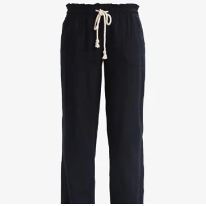 Roxy pants - Ett par Roxy linnebyxor i svart. Jätte fina men utan användning. Storlek XL men passar alla under XL. Pris kan diskuteras! 
