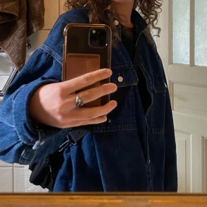 Oversized jeansjacka - Stilren snygga marinblå jeansjacka från NAKD. Den är overzised på mig som är en storlek 34/36 och jackan är 38. Har tyckt om den väldigt mycket men kommer tyvärr inte till användning lika ofta längre. 😇