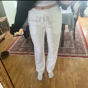 Skagen clothing linnebyxor - Säljer dessa jättesnygga linnebyxor från Skagen clothing. Deras lågmidjsde modell. Byxorna är endast provade, i nyskick. Nypris är 799 tänker mig ca 500 för dem eller eget prisförslag😊 Säljes pga köpte två storlekar. Sitter perfekt på mig som är en S