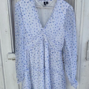 Klänning - Säljer denna superfina klänning från Vero Moda då den inte passade! Aldrig använd förutom då jag provade den❤️‍🔥❤️‍🔥