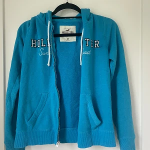 Hollister tröja - Fin tröja från hollister! Är använd och har fläckar som inte går bort där av priset. Annars mycket fin!❤️