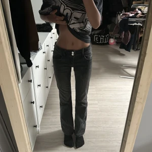 Low waist bootcut jeans💕 - Jätte fina Gina jeans💕passar mig som är 160, är lite små dock. Säljer dom för att dom inte kommer till användning💕
