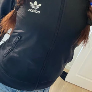 Svart Adidas träningsjacka i storlek : 38 - Denna tröja fick jag av min syster här om dagen. Jag tycker denna tröja är super fin men tyvärr är den i fel storlek.