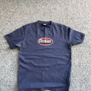 Marinblå Dickies T-shirt | Utmärkt skick | Fraktas Spårbart via postnord eller instabox | Bara skriv vid frågor!😊