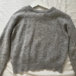 Stickad Tröja - Så söt stickad tröja ifrån Carin Wester! Sparsamt använd, inga defekter💞