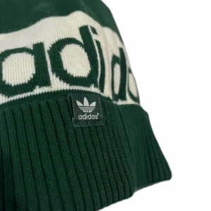 2 mössor - Adidas mössa köpt second hand. Flügel mössa från Val Thorens. 