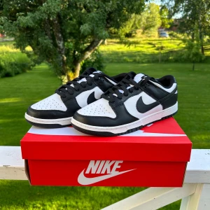 Nike Dunk Low Retro Panda - Säljer ett par Nike Dunk Low Retro ”Panda” i storlek 43. Helt nya aldrig använda och original boxen finns kvar. Hör av dig för mer info eller frågor! Kan gå ner lite i pris vid en snabb och smidig affär