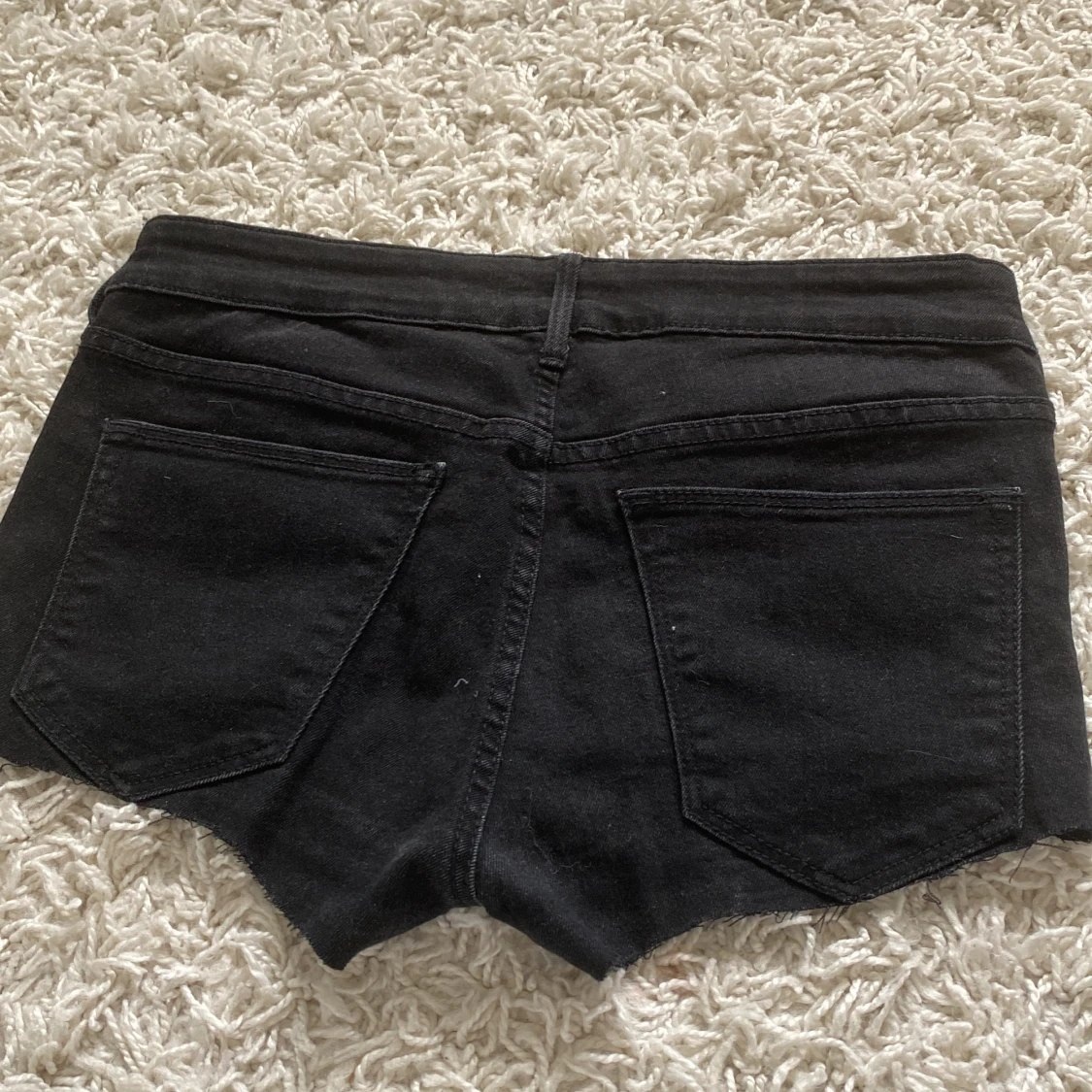Svarta jeansshorts från H&M - 90