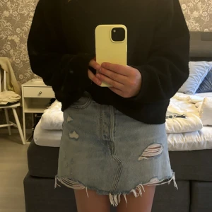 Jeans kjol - Säljer denna blåa jeanskjol ifrån Levi’s med slitningar. Den är i storlek 24 vilket motsvarar storlek 32. Ganska använd därmed förekommer en defekt (se bild 5). Hör av dig vid frågor🩷