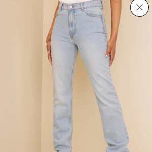 Ljusblåa jeans  - Raka jeans från Nelly. ”Cheeky fit long leg jeans” slut på hemsidan. I strl 34 Säljer pga för små  