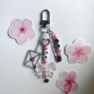Kpop Nyckelring  - Enhypen ’XO’ keychain 🩷🤍 oanvänd, gjord av mig, 40kr + frakt 🫶🏻