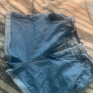 Shorts  - En par  härliga jeans shorts från Kappahl,i Storlek 170,säljer för 90 kr.Använt några gånger men inte slitna någon stans.om man vill ha bättre bilder så hör gärna av dig så fixar jag det tveka inte om du undrar något😊
