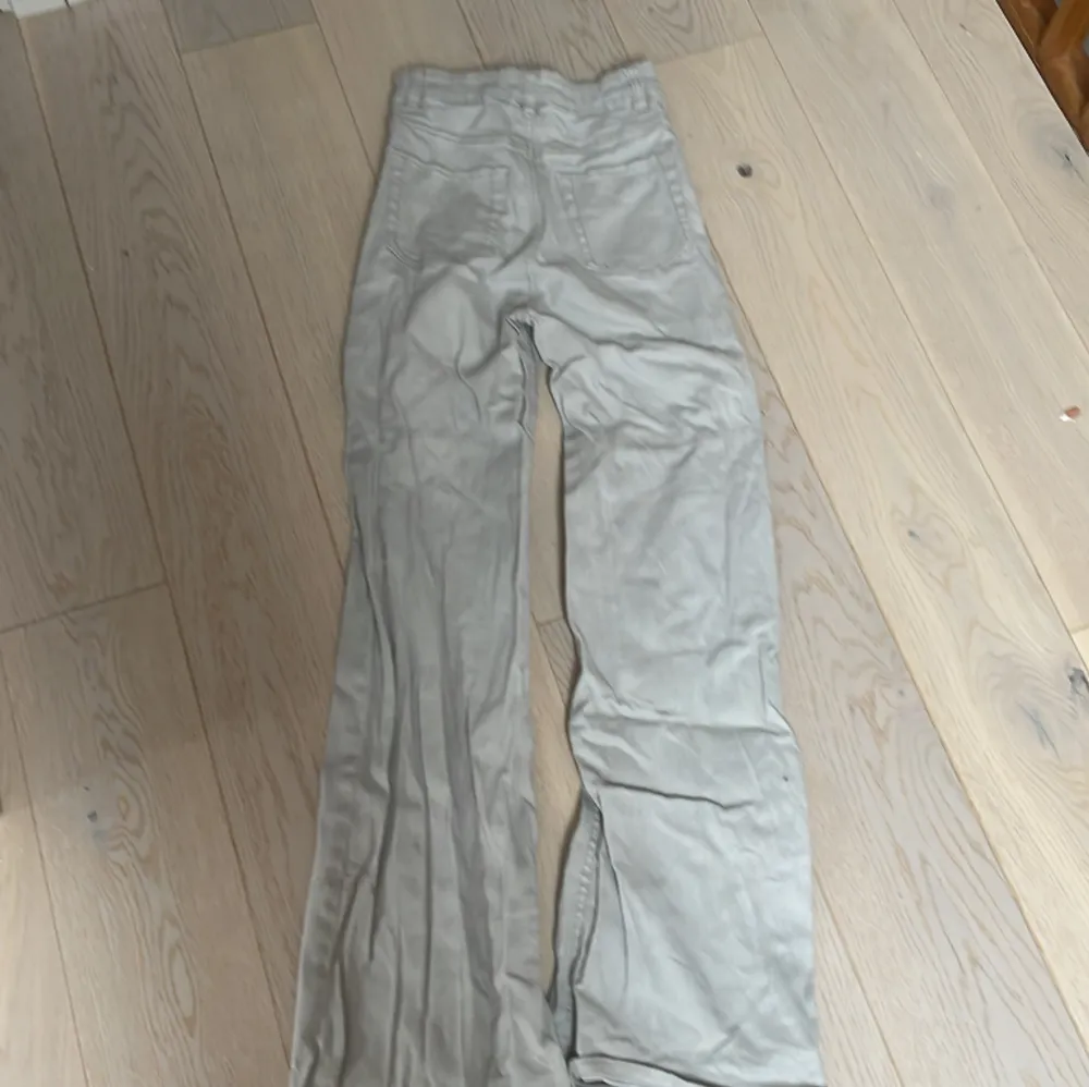 Säljer nu desss sjukt snygga baggy jeansen från H&M! Dessa är high waist i storlek 32🩷 (xxs)  inga skador, dom är använda men skulle säga att de ser ut som nya!🩷 hör av er vid intresse eller frågor🩷. Jeans & Byxor.