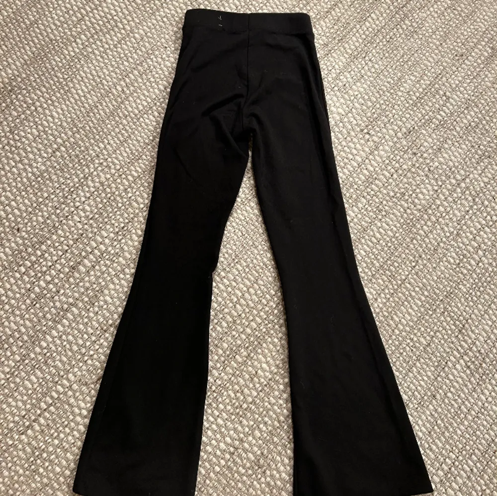 Svarta yogapants ifrån Gina Tricot i storlek XS. Något korta på mig som är 164cm. 50kr. Jeans & Byxor.