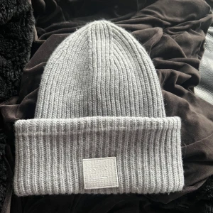 Acne mössa - En ljusgrå mössa ifrån Acne! Använd ett fåtal gånger så bra skick! Nypris 1600kr 
