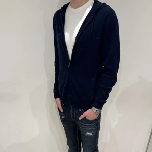 Kashmir zip - Tja! Säljer en Kashmir zip hoodie från det engelska märket Charles Tyrwhitt | Fint skick | Storlek M | Svarar gärna på frågor eller för fler bilder!🏴󠁧󠁢󠁥󠁮󠁧󠁿🧵