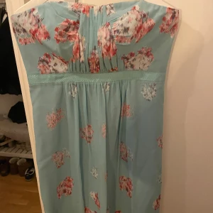 Sommarklänning  - Lång fin sommarklänning, aldrig använd, kan även agera balklänning ❤️‍🔥🩷