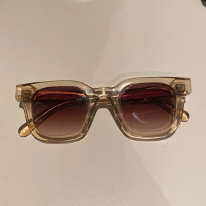 Solglasögon Chimi 04 - Hej!  Jag säljer min Chimi 04 glasögon.  Tyvärr så finns det Inge boks till de. Skick: 7/10 