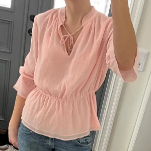 Rosa blus - Rosa blus i fint skick från H&M. Storlek 38, passar som S. Använd gärna köp nu!