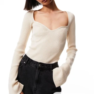 Vit topp - Ribbstickad vit topp från HM med utsvängda armar. Nästan slutsåld på hemsidan!