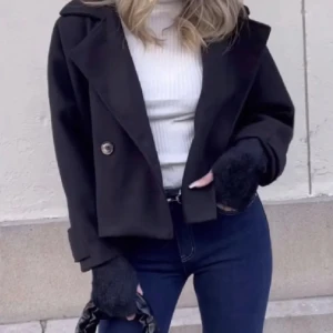 Kappa från Missäy - Mörkblå kappa från Missäy💙 Näst intill oanvänd säljer då jag inte får någon användning för den. 