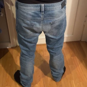 Diesel byxor - Säljer mina diesel jeans i storlek w33 l34. Den har inga defekter, den är sparsamt använd. Passar bra till alla årstider. Skriv ifall ni har några frågor så är det bara att dma. Först till kvarn😊