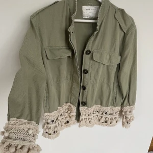 Zara jacka - Jätte snygg och trendig jacka från zara i storlek S💗 