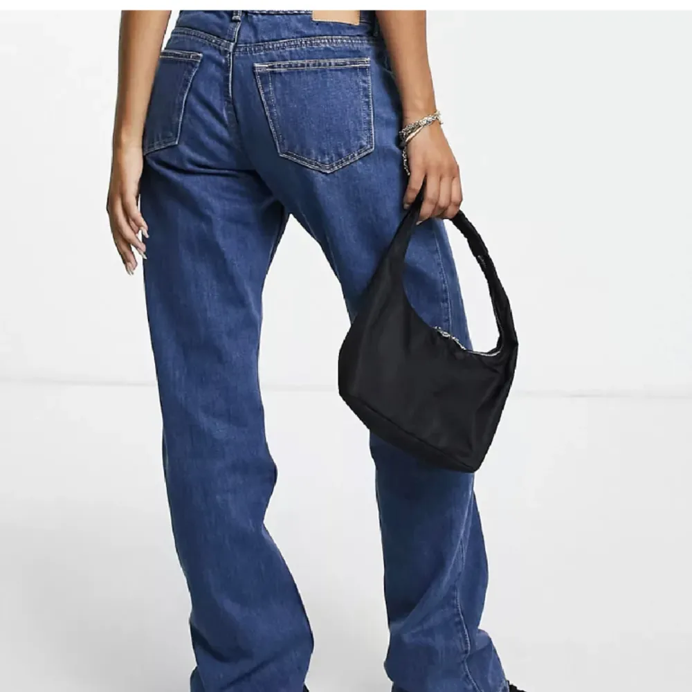Snygga jeans från weekday i modellen low waist arrow💞 öppen för prisförslag. Jeans & Byxor.