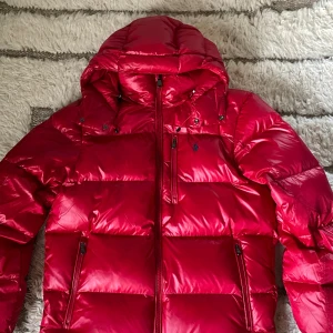 Ralph lauren jacka - Säljer en snygg Ralph lauren jacka. Den är i nyskick då den endast är använd en gång. Storlek M. Mitt pris 2299. Pris kan diskuteras!