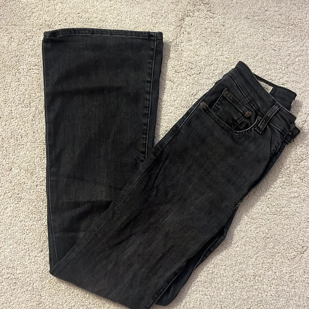 Jag säljer mina bootcut jeans ifrån Levis (Flare 726) då dem vad för korta när jag fick hem dem💘 Superbra skick då dem är helt oanvända och färgen är svart/mörkgrå. Ny pris 1 099 kr💓 Storleken är 24/30! Köparen står för frakten och har tar swish🩵. Jeans & Byxor.
