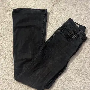 Jag säljer mina bootcut jeans ifrån Levis (Flare 726) då dem vad för korta när jag fick hem dem💘 Superbra skick då dem är helt oanvända och färgen är svart/mörkgrå. Ny pris 1 099 kr💓 Storleken är 24/30! Köparen står för frakten och har tar swish🩵