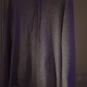 Kashmir Zip Hoodie John Henric  - Säljer då den inte kommer till användning, Pris kan diskuteras vid snabb affär. Nypris- 1800 Cond- 8/10 Kom DM för mer bilder och frågor.