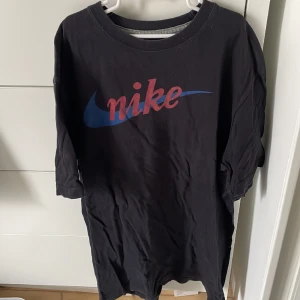 Vintage Nike t-shirt - Från 90-talet. Använd men i bra skick, lite skrynklig men inget som inte går att stryka. Storlek L men skulle säga att den passar fint som M. 