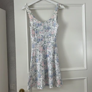 Blommig klänning - En superfin vintage klänning i storlek XS men passar även S, fint skick men färgen är något urtvättad