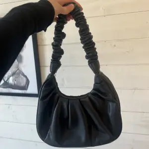 En oanvänd fin väska som är köpt på gekås💗 den är rätt liten för att ha på axeln med det funkar om man har utan jacka, annars kan man hålla i den💗