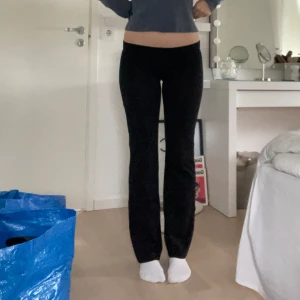 Träningsbyxor - Superfina träningsthights som är lågmidjade och bootcut❣️jag är 167 och de är liiite korta på mig så jag skulle säga att de passar någon som är 165 och under. Pris kan diskuteras!