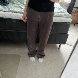Jeans från Carlings  - Köpta från carlings. Använda några gånger men i bra skick. Storleken är M och de är baggy. Nypris är 400 tror jag, säljer för 150. Är 162 och de är lite långa i benen för mig. 