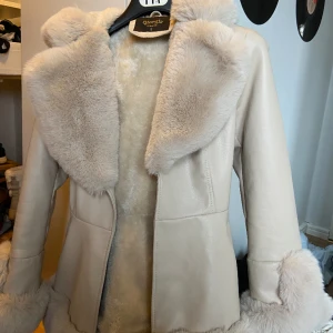 jacka - Jättefin skinnjacka med päls. säljer då den aldrig kommer till användning. super mjuk och varm perfekt nu till våren🩷 pris kan diskuteras vid snabb affär