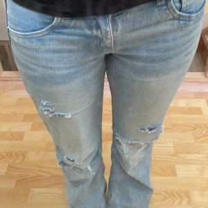 Jeans med slitningar - Jeans med hål som jag gjort själv i storlek 38 💕