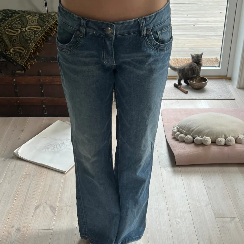 Så coola jeans från EDC by esprit! Dom är bra i längden för mig som är 170💗 Midja: 45 cm Innerbenslängd:78 cm . Jeans & Byxor.